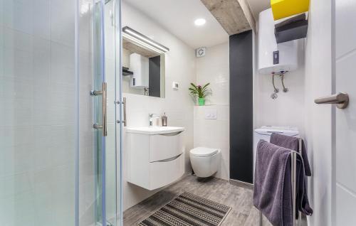 uma casa de banho com um chuveiro, um WC e um lavatório. em Orion apartment em Porec