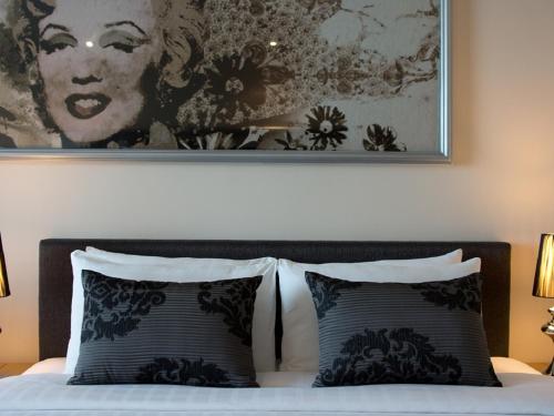 Una cama o camas en una habitación de Way Hotel Pattaya