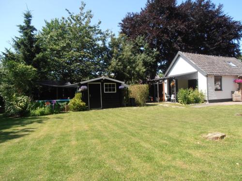 a house with a yard with a shed at Gastenverblijf 't Achterhoes in Bellingwolde