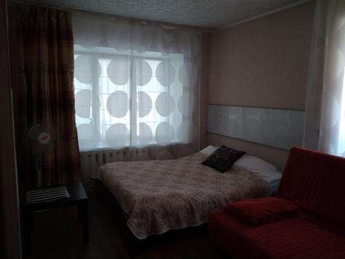 เตียงในห้องที่ Apartment on prospekt Pobedy