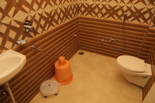 La salle de bains est pourvue de toilettes et d'un lavabo. dans l'établissement Hotel Royal Ajmer, à Kokkíni Khánion