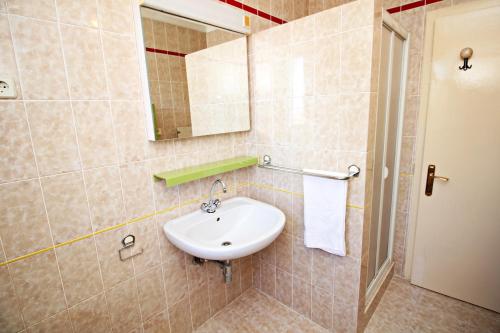 Koupelna v ubytování Filipi Apartment
