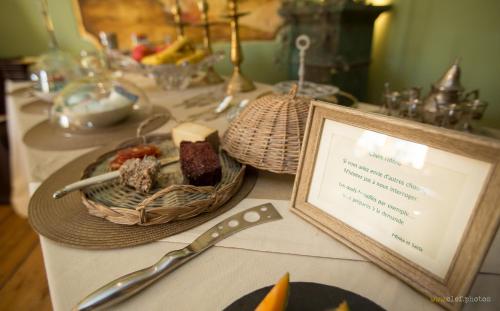 een tafel met een bord eten en een foto bij Chateau de Maumont in Magnac-sur-Touvre