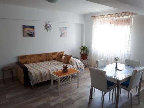 コンスタンツァにあるApartament Adrianのベッドルーム1室(ベッド1台、テーブル、椅子付)