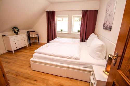 Un pat sau paturi într-o cameră la Hotel Ohlendorfs Gasthaus