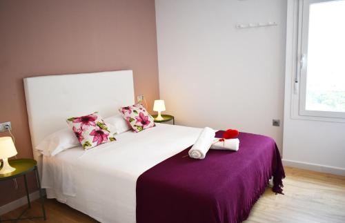 ベナルマデナにあるHercules Sea Viewsのベッドルーム(紫の毛布を使用した白いベッド付)
