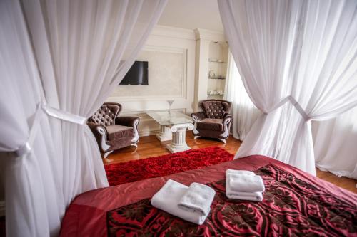 1 dormitorio con 1 cama con 2 toallas en Hotel BOB en Sarajevo