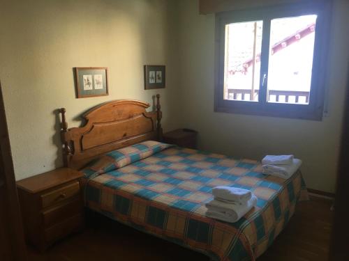 ハカにあるApartamentos Turisticos Sol y Nieveのベッドルーム(ベッド1台、窓付)