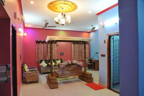 a living room with a bed and a mirror at Yelagiri EGV Residency in Yelagiri