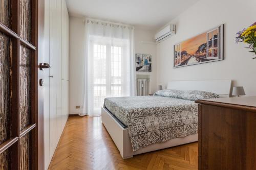 Habitación pequeña con cama y ventana en Cenisio Subway Flat, en Milán