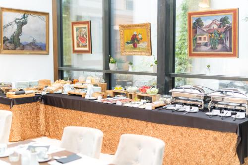 Makanan di atau berdekatan hotel