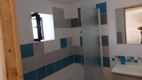 La salle de bains est pourvue d'une baignoire, d'une douche et d'une fenêtre. dans l'établissement La Grange de Pierre, à Saint-Martin-du-Fouilloux