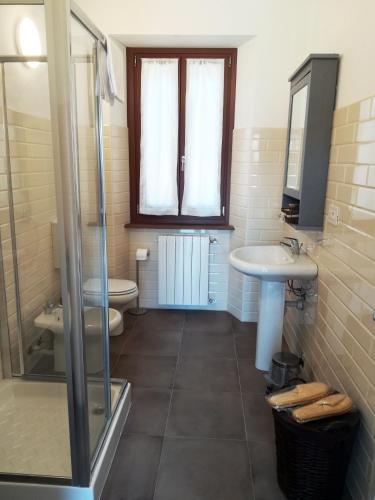 a bathroom with a toilet and a sink at Raviola e Tajarin in Verduno