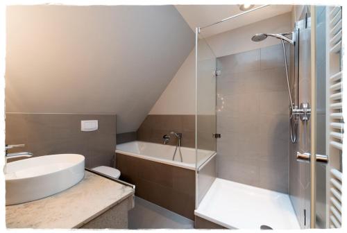 uma casa de banho com um chuveiro, um lavatório e um WC. em Bauernkate Seerose em Rankwitz