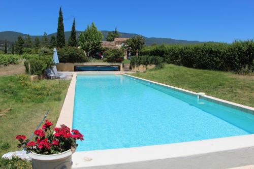 une piscine dans une cour fleurie dans l'établissement La Bastide des Vasses 