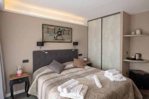 a bedroom with a bed with towels on it at Casa di a Restonica in Corte