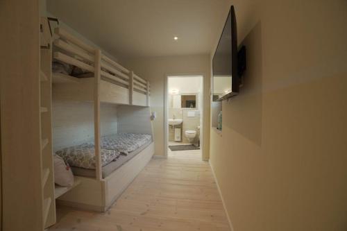 - un couloir avec 2 lits superposés dans une chambre dans l'établissement Bienenhaus, à Sassnitz