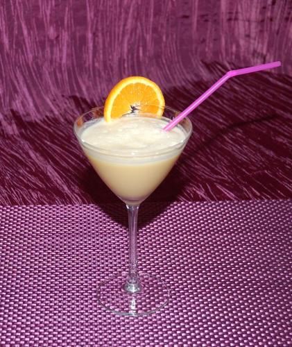 a drink in a glass with an orange slice at L'Horizon des Landes in Doazit
