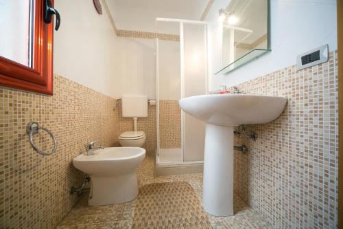 ein Bad mit einem Waschbecken und einem WC in der Unterkunft B&B del Lungomare in Gallipoli