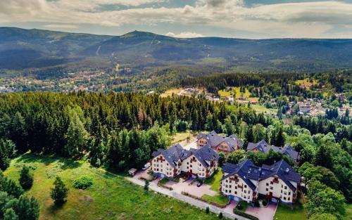 widok z lotu ptaka na duży dom w górach w obiekcie Apartamenty Sun & Snow Osiedle Podgórze w Szklarskiej Porębie