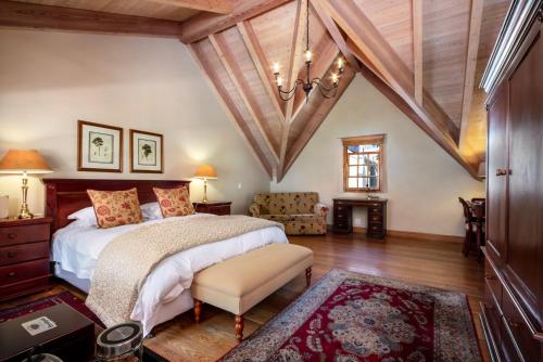 A bed or beds in a room at De Hoek Manor