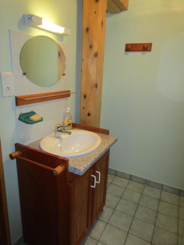 La salle de bains est pourvue d'un lavabo et d'un miroir. dans l'établissement La Boissellerie, à Saulxures-sur-Moselotte