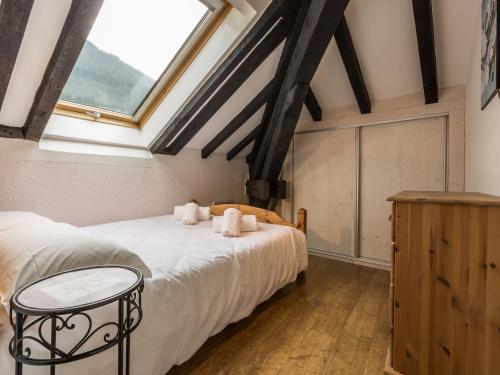 - une chambre avec un lit et une fenêtre dans l'établissement Apartment Mansard, à Chamonix-Mont-Blanc
