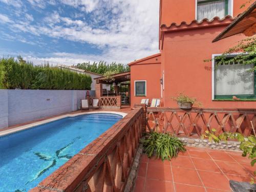 una casa con piscina junto a una valla en Belvilla by OYO Marinada, en Sant Pere Pescador