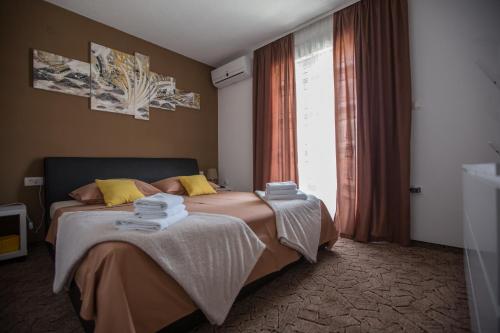 Легло или легла в стая в Luxury Apartment with Heating Pool