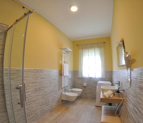 a bathroom with two toilets and a shower at Cataleya Resort & Spa in Notaresco