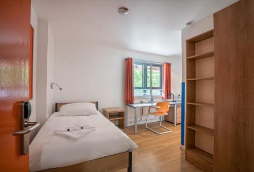 Una cama o camas en una habitación de LSE High Holborn