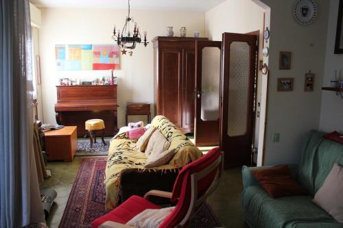 ein Wohnzimmer mit Sofa und Klavier in der Unterkunft Maison De Dora in San Giuliano Terme