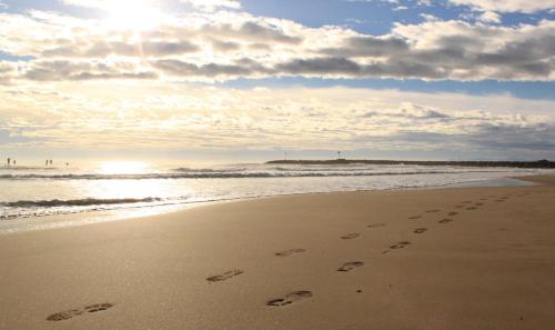 a pair of footprints in the sand on a beach at RétroMirabeau "Côté Mer" - 29m2 - LUMINEUX - TERRASSE Loggia - VUE MARINA - PARKING SECURISE - 2 à 3 pers - EMPLACEMENT TOP - Chèques Vacances CONNECT in Gruissan