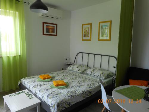 een slaapkamer met een bed met twee handdoeken erop bij Studio Relax Punat in Punat