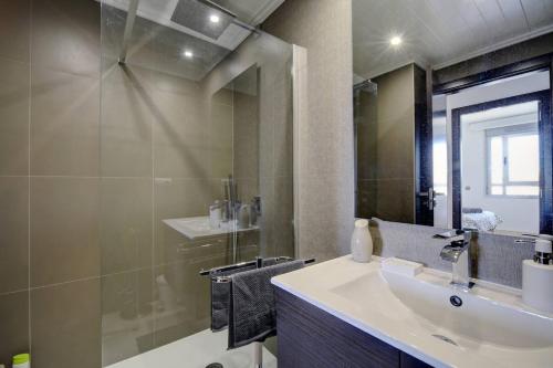Bathroom sa Luxury Flat -Sea, Golf and Mountain Views