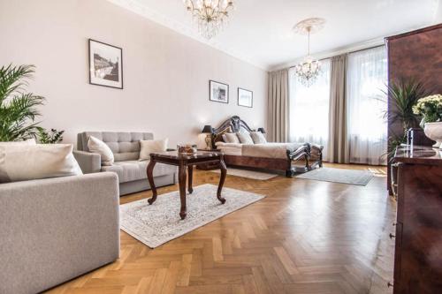 Apartament w centrum Krakowa Krakowska 10 في كراكوف: غرفة معيشة مع أريكة وطاولة