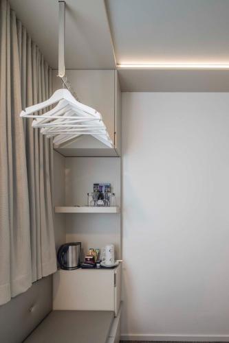 a small kitchen with a shelf and a light at Stadthotel Münster in Münster