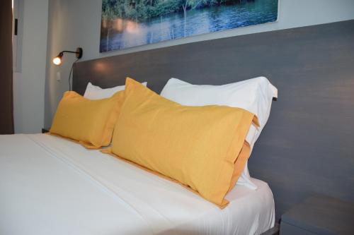 Postel nebo postele na pokoji v ubytování Hotel Le Marly
