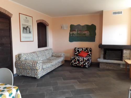 ein Wohnzimmer mit einem Sofa und einem Kamin in der Unterkunft tavernetta vista lago in Verbania