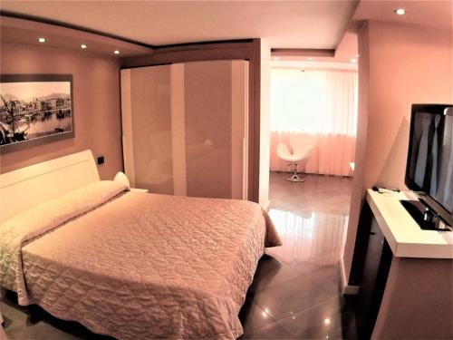 a bedroom with a bed and a flat screen tv at Ibis Styles Palermo Cristal in Palermo