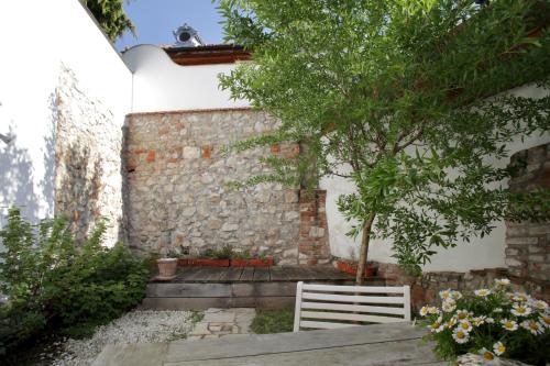 a white bench sitting in front of a building at Ubytování v Renesančním domě in Mikulov