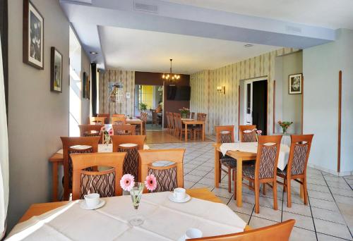 a restaurant with tables and chairs and a dining room at Hotel Belweder - przy hotelu Golebiewski in Karpacz