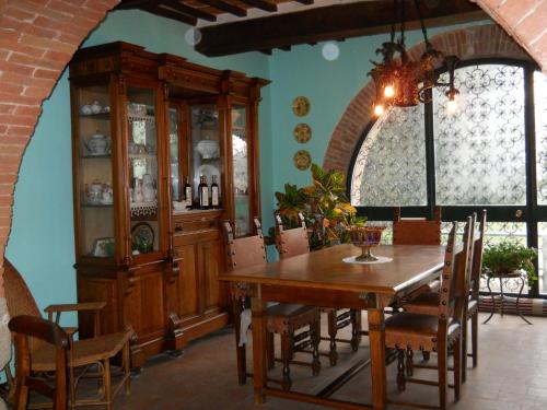 una sala da pranzo con tavolo e mobile di porcellana di La Badiola a Chiusi