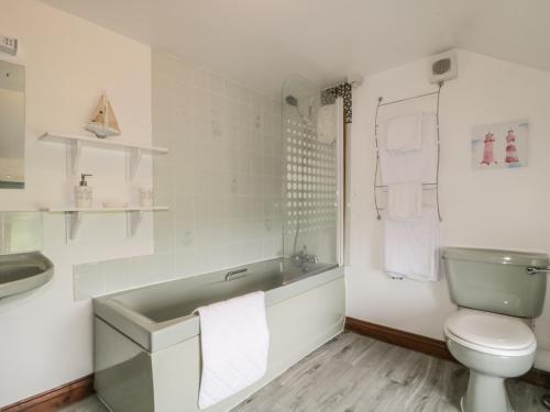 ein Badezimmer mit Badewanne, Toilette und Waschbecken in der Unterkunft Woodhead Farm Cottage in Penrith