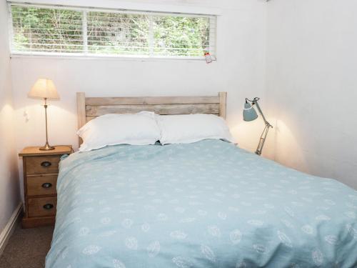 ビューマリスにあるStabl Wernのベッドルーム1室(青い掛け布団、窓付)