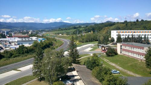 バンスカー・ビストリツァにあるCity Hotel B&B, reception 24 7, 800m od-from R1, free parkingの道路や建物のある街並み