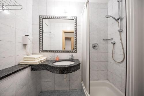 Et badeværelse på Mondschein Rooms