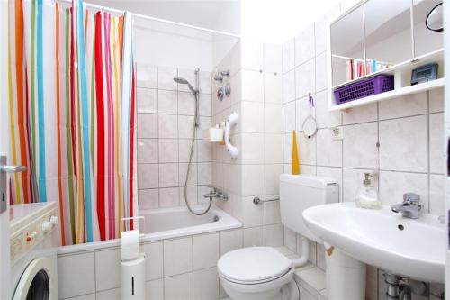 e bagno con servizi igienici, lavandino e doccia. di Private Room ad Hannover