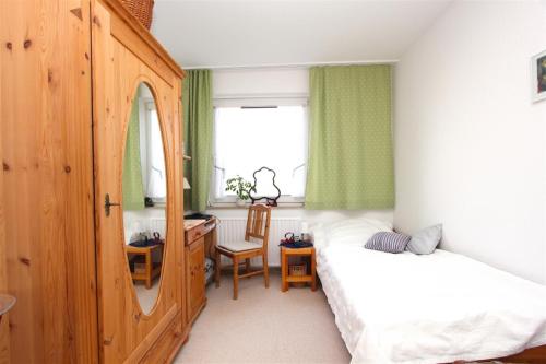 um quarto com 2 camas, uma secretária e uma janela em Private Room em Hanôver