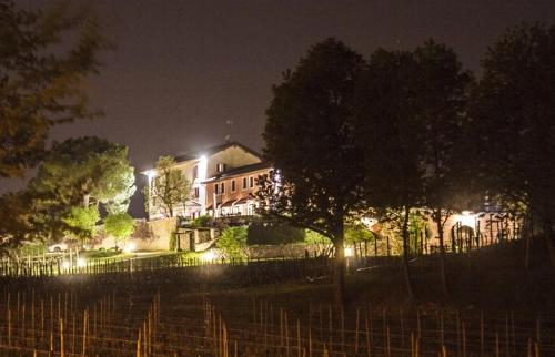 a house at night with lights in front of it at Country House Giusti Abazia in Nervesa della Battaglia